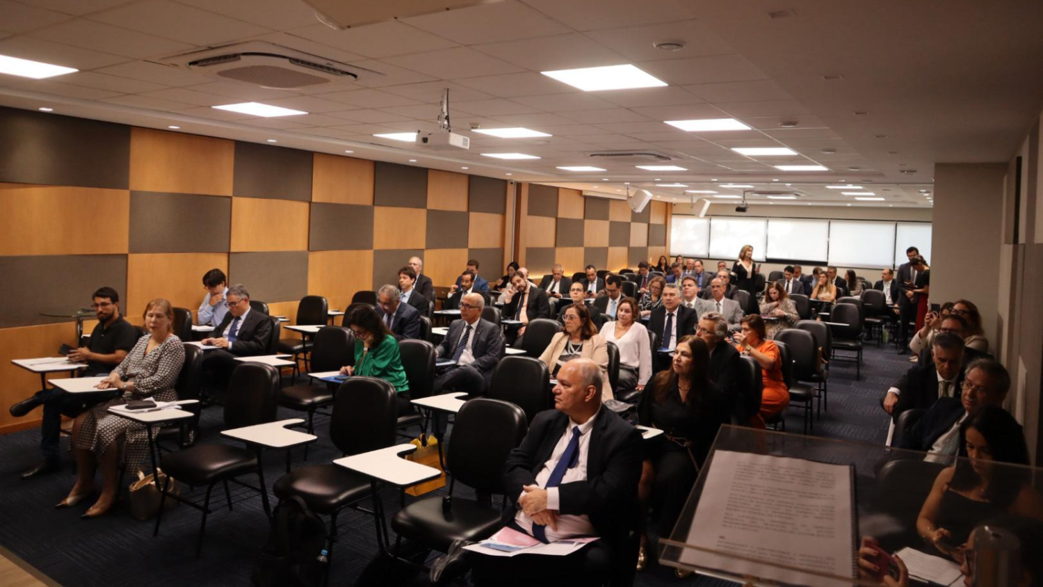 Vista geral do auditório, com os participantes sentados