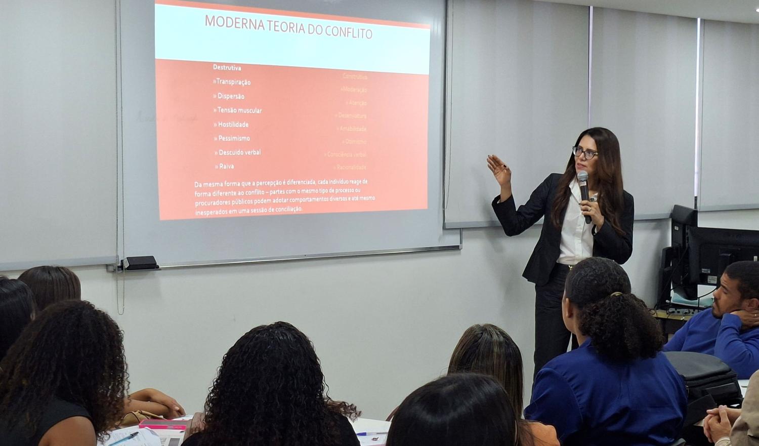  A Moderna Teoria do Conflito foi tema da aula da juíza federal Cristiane Conde Chmatalik