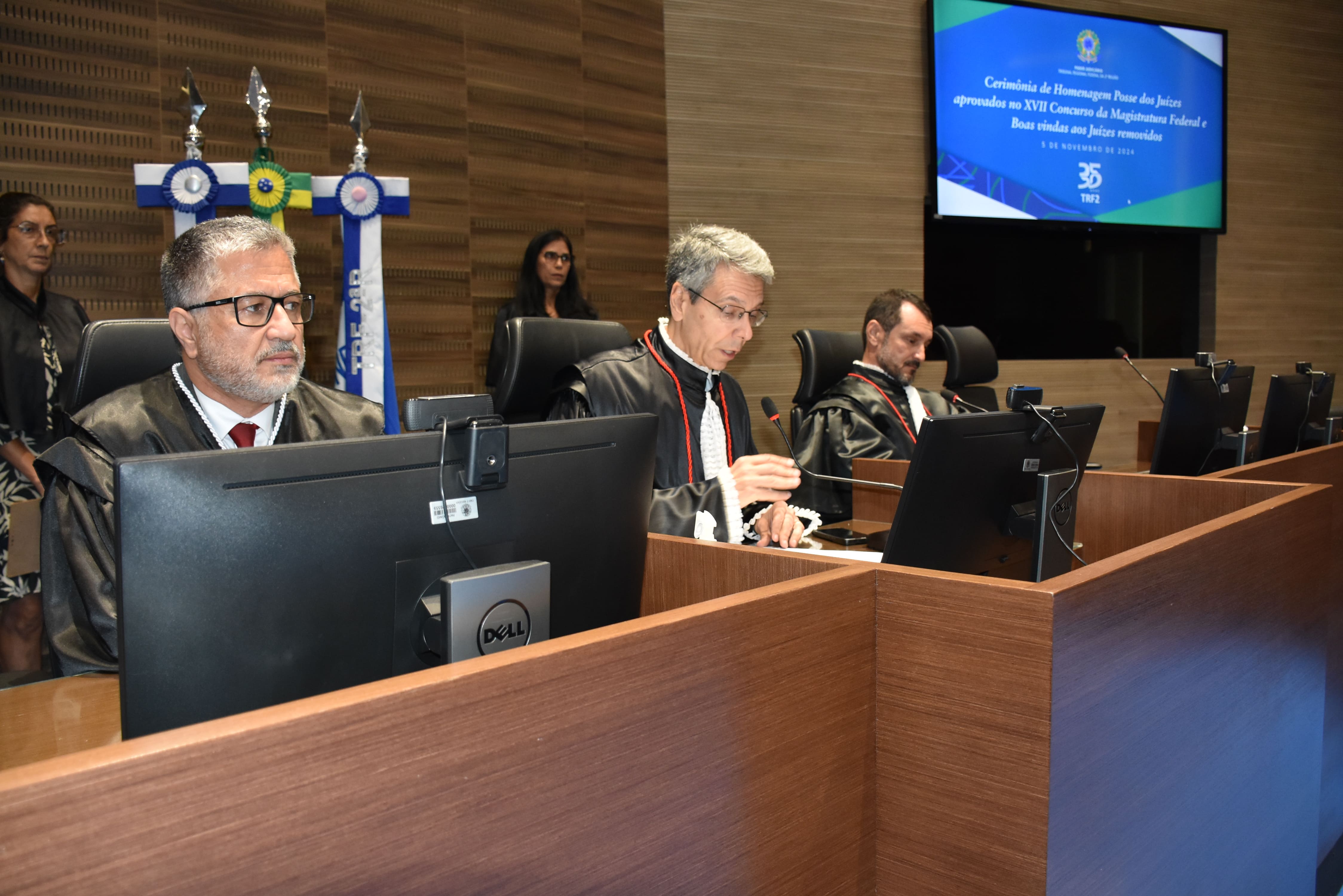 Em homenagem a novos magistrados, presidente do TRF2 afirma que todos ...