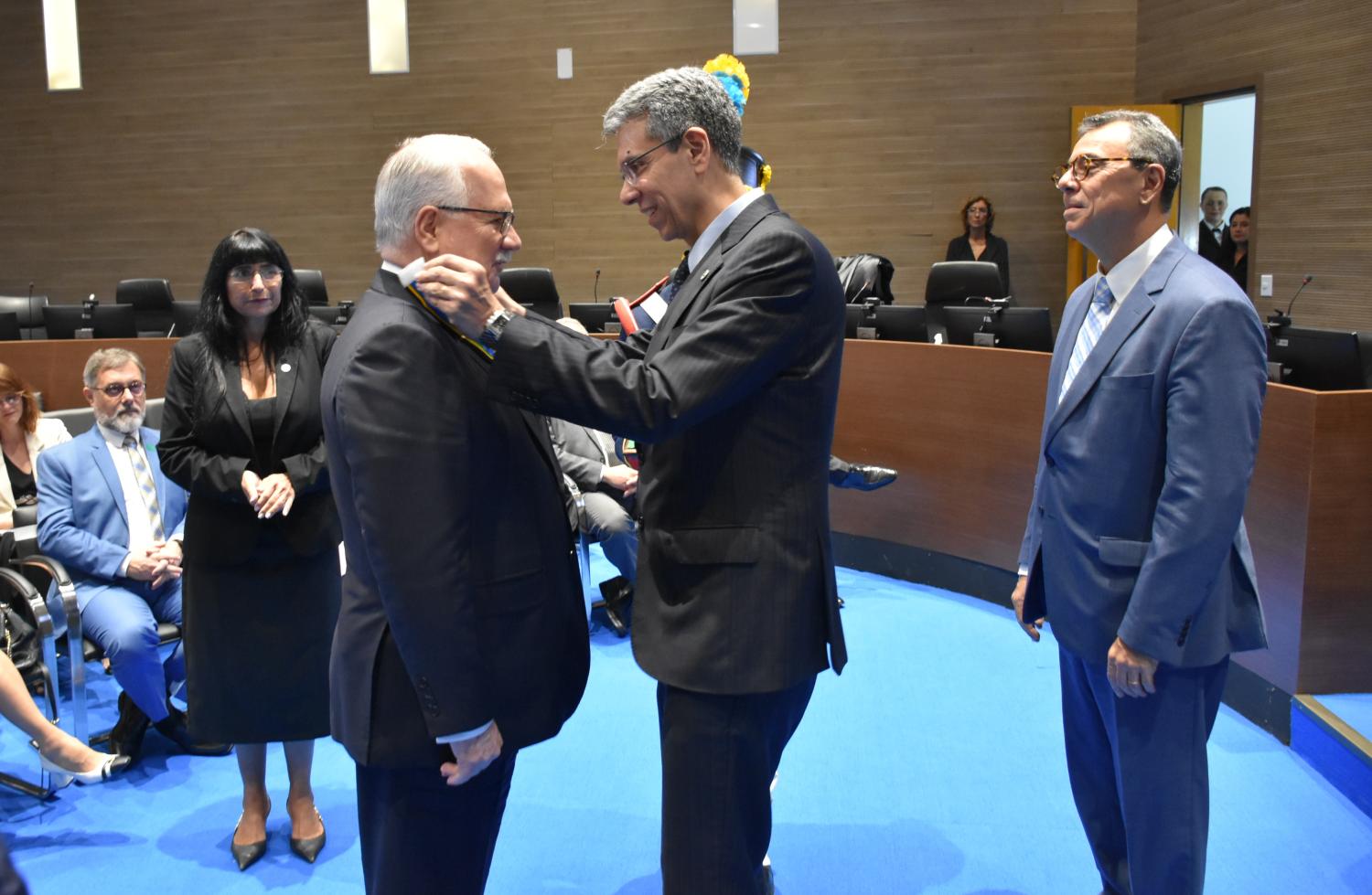 Edson Fachin recebendo a medalha