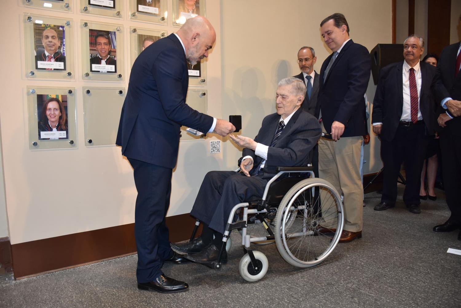 Theophilo Antonio Miguel Filho homenageia Paulo Freitas Barata