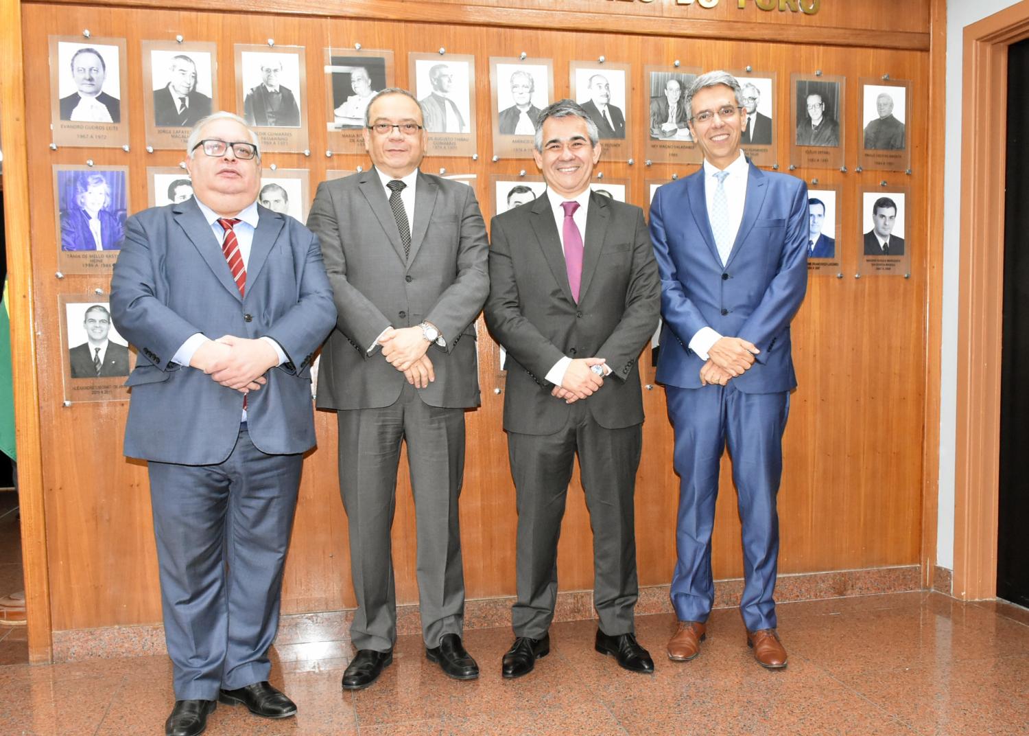 Nova e antiga gestão do TRF2 com juiz Eduardo André