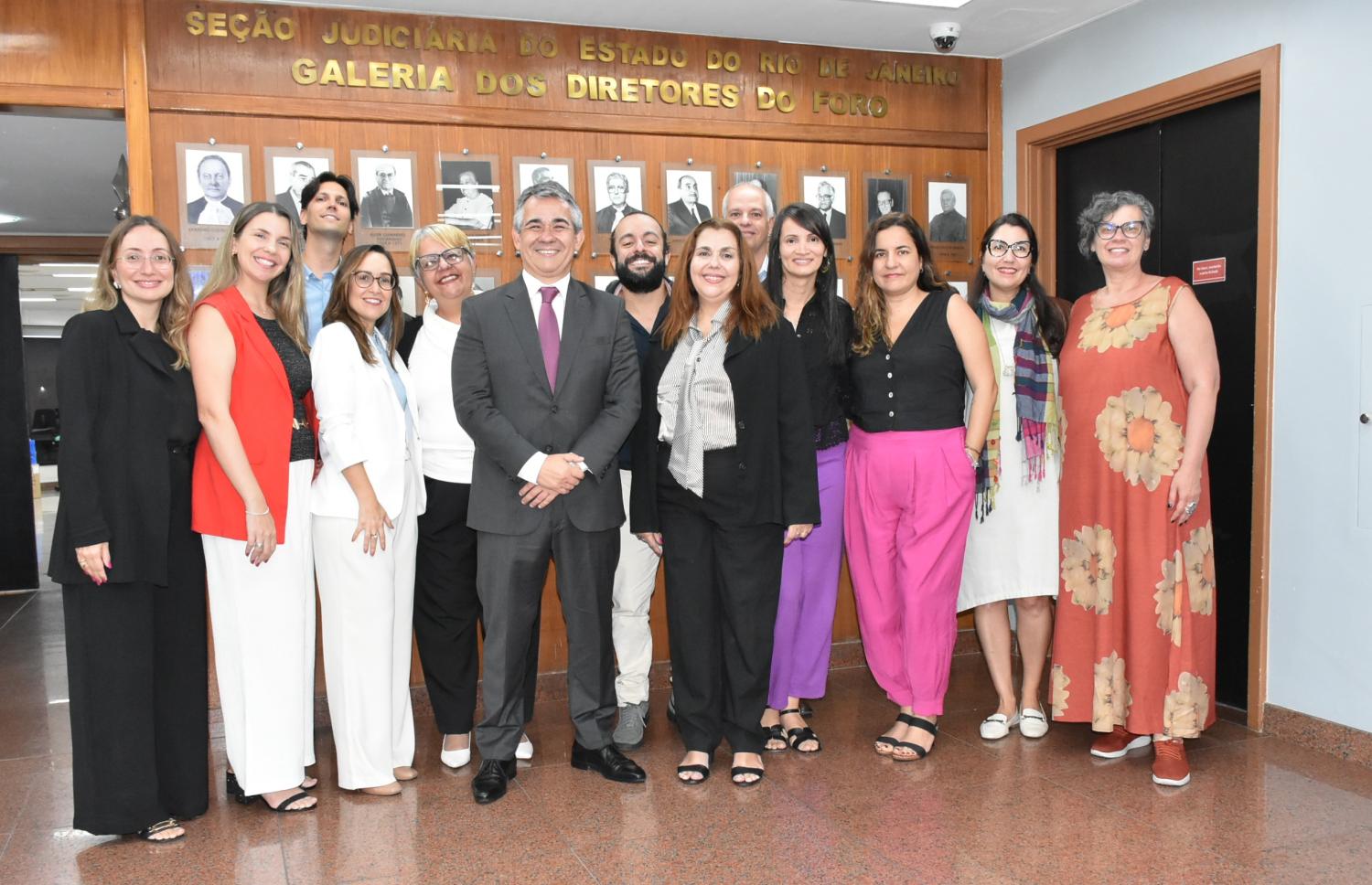 Juiz Eduardo André e equipe da 25a VF