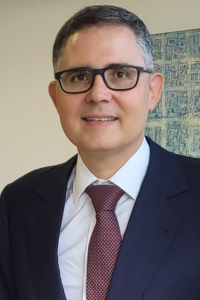 Foto do juiz federal Fernando Mattos, um homem branco, de meia-idade, cabelos curtos parcialmente grisalhos. Veste paletó azul marinho, camisa branca e gravata vinho