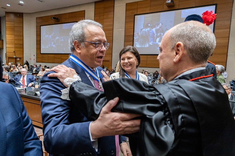 O presidente do TRF2, desembargador federal Luiz Paulo da Silva Araújo Filho, recebe o Colar do Mérito Judiciário das mãos do presidente do TJRJ, desembargador Ricardo Couto de Castro