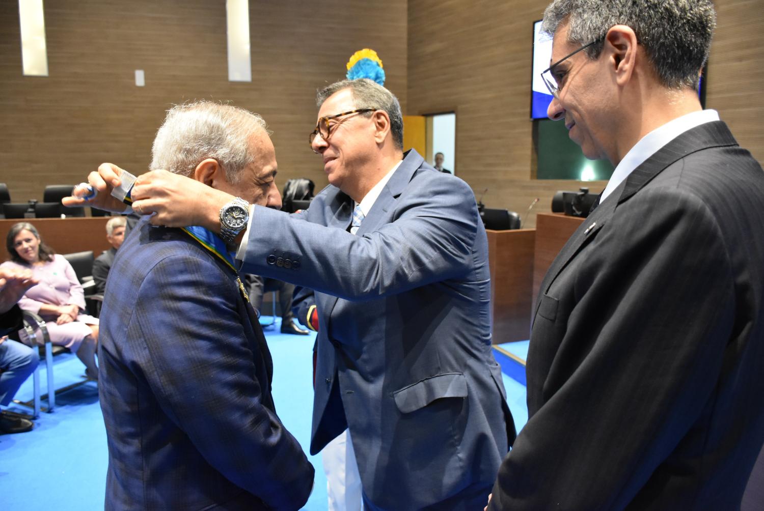 Ministro Og recebendo a medalha