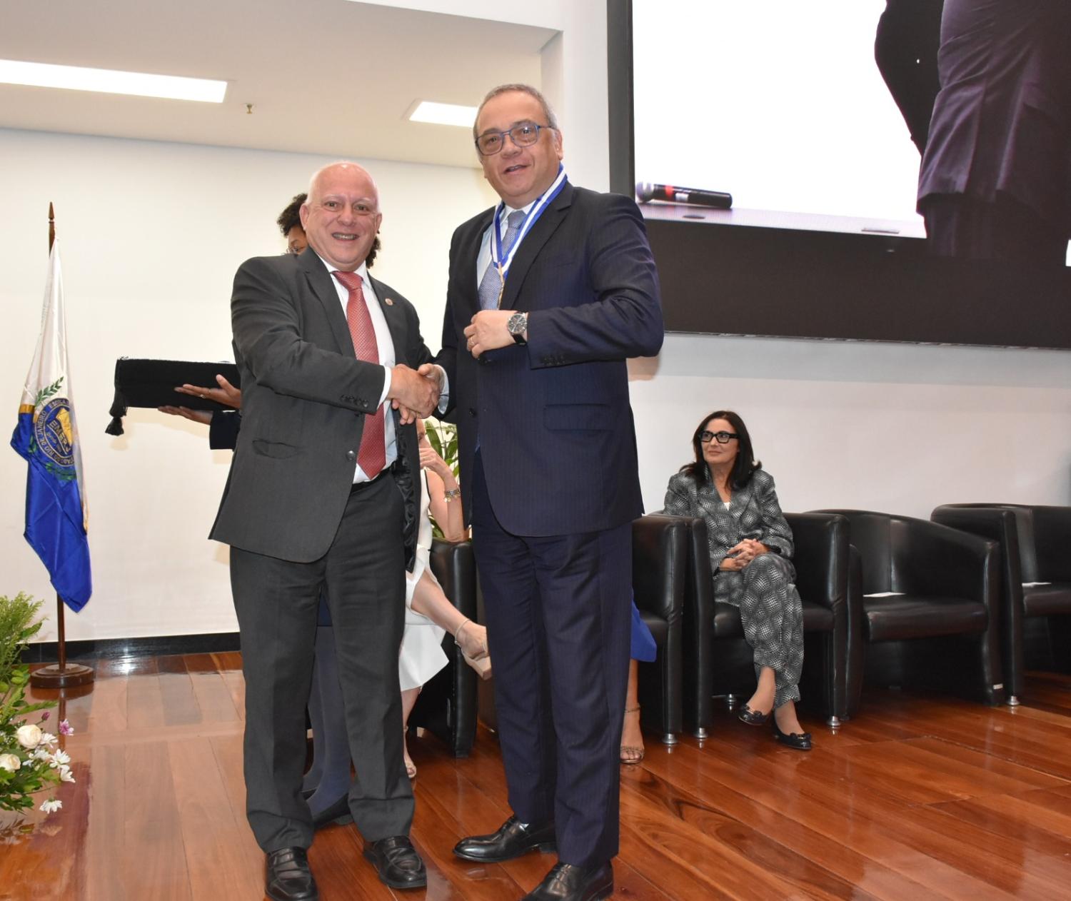 Presidente do TRF2 recebe a homenagem