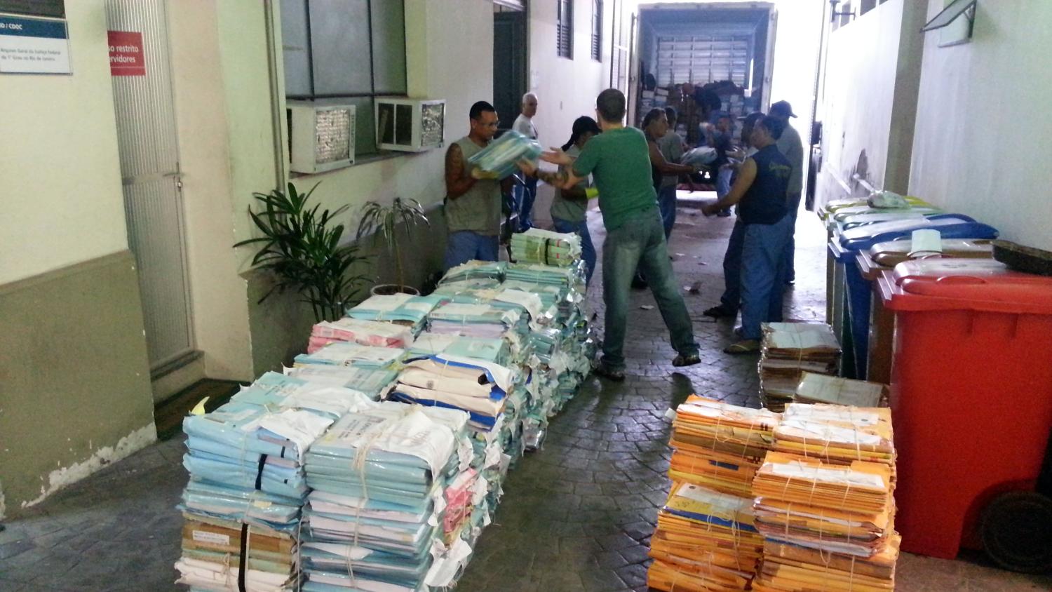 Foto de pessoas fazendo o transporte de processos