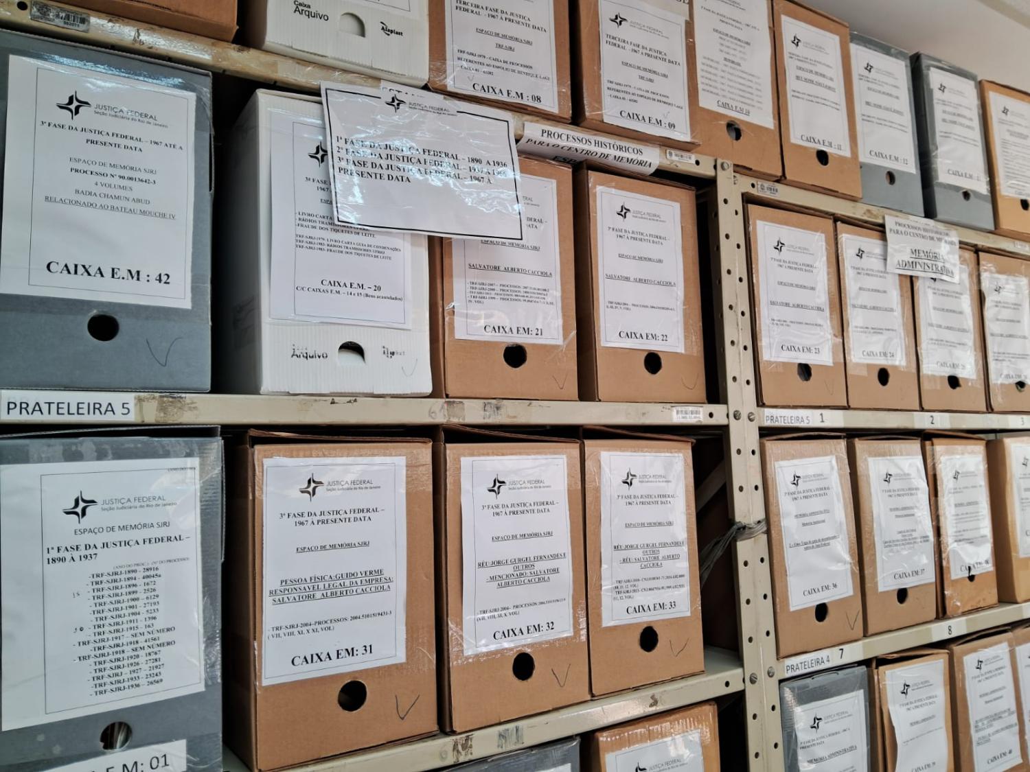 Estante com caixas de processos
