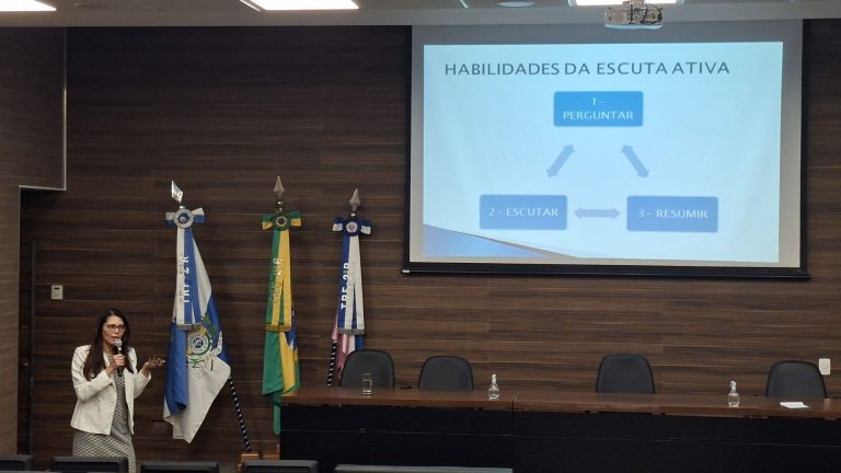 Juíza federal Cristiane Conde Chmatalik ministra aula durante o Curso de Formação de Mediadores Judiciais