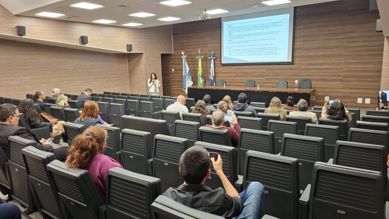 Alunos assistem à aula da juíza federal Cristiane Conde Chmatalik