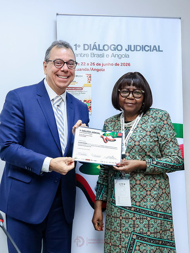 O Diretor-Geral da Emarf, Desembargador Federal Aluisio Gonçalves de Castro Mendes, recebe certificado de sua participação no 1º Diálogo Judicial entre Brasil e Angola