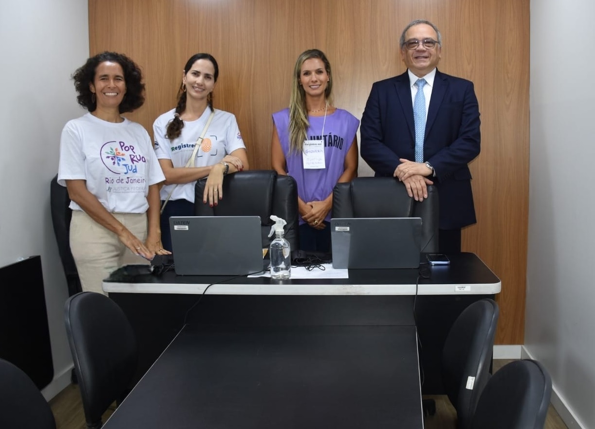As audiências aconteceram na unidade móvel da Justiça Federal Itinerante. A partir da esquerda: Juízas Federais Valéria Caldi, Ana Carolina Vieira de Carvalho e Giovana Calmon e Desembargador Federal Luiz Paulo da Silva Araújo Filho