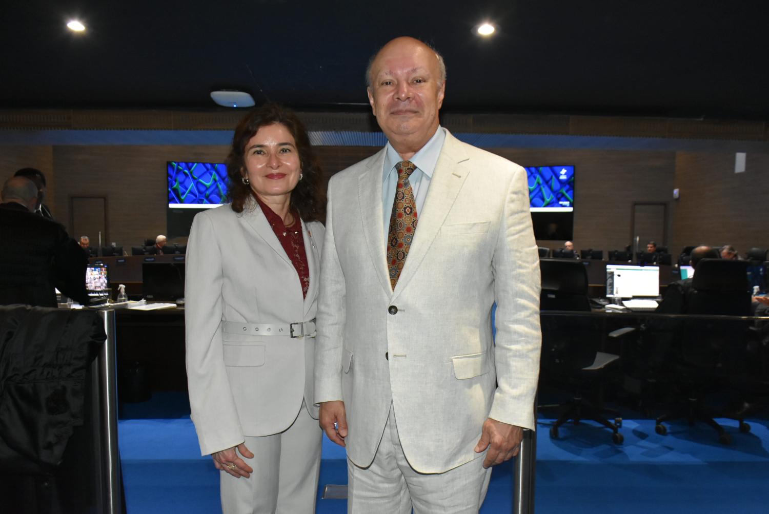 Juíza Federal Geraldine Castro é a primeira promovida por merecimento no TRF2 em lista só de mulheres; Juiz Federal Wilney Magno é promovido por antiguidade