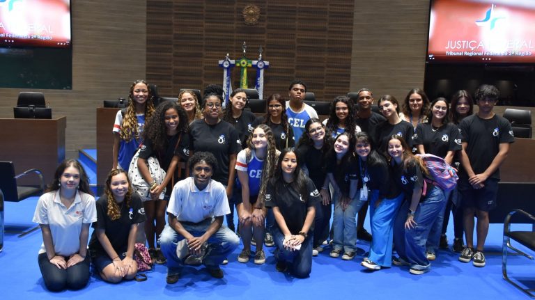 Alunos(as) e orientadoras do Centro Educacional da Lagoa visitam o Plenário do TRF2