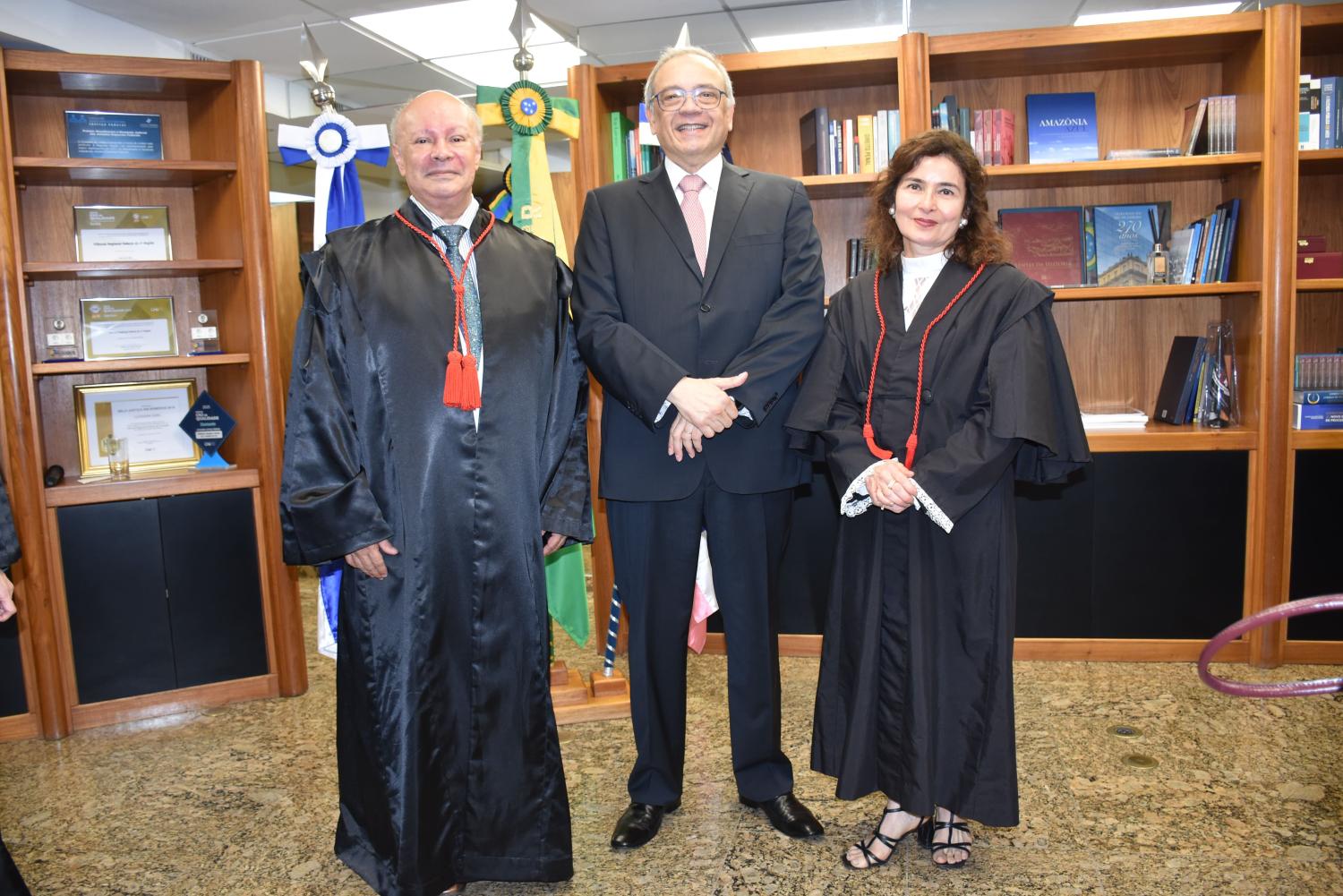 A partir da esquerda: Desembargador Federal Wilney Magno, Presidente do TRF2, Desembargador Federal Luiz Paulo da Silva Araújo Filho, e Desembargadora Federal Geraldine Castro
