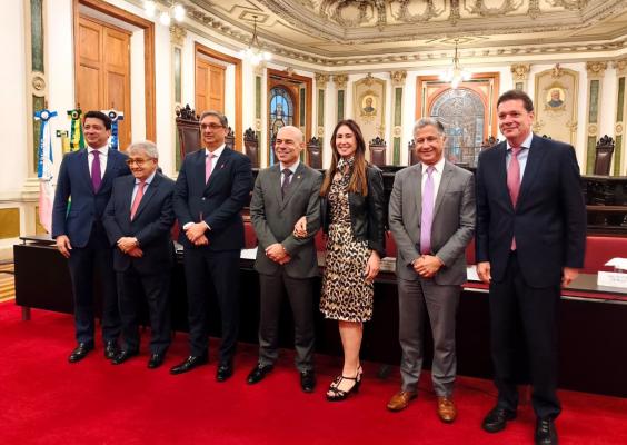Da esquerda para direita, Bruno Dubeux, procurador-geral do Estado do Rio de Janeiro, Thiers Vianna Montebello, ex-presidente TCMRio, Flávio de Araújo Willeman, secretário da Casa Civil do Estado do Rio de Janeiro, Theophilo Antonio Miguel Filho, desembargador federal e diretor-geral do CCJF, Ana Cristina Dib Miguel, desembargadora do TJRJ, Leonardo Cardoso de Freitas, procurador-chefe da Procuradoria Regional da República da 2ª Região e Alfredo Hilário de Souza, desembargador federal do TRF2 