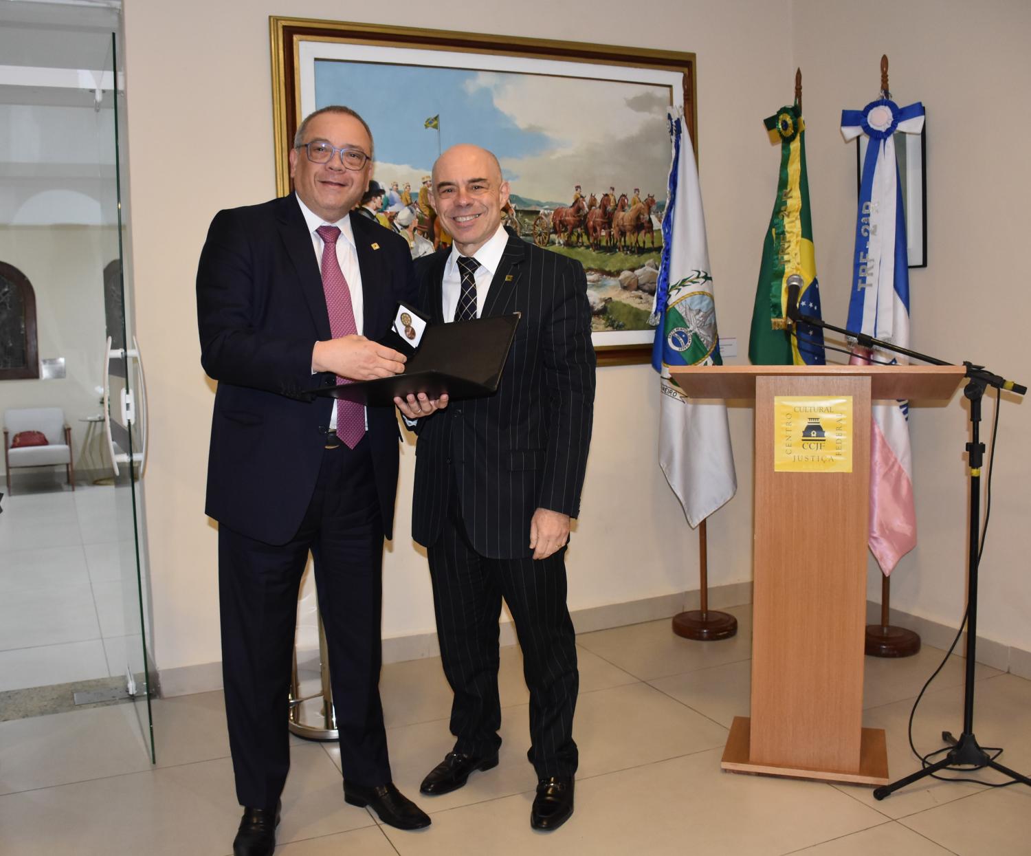 O Presidente do TRF2, Desembargador Federal Luiz Paulo da Silva Araújo Filho (á esquerda) também foi agraciado com uma moeda comemorativa do jubileu de prata e um certificado