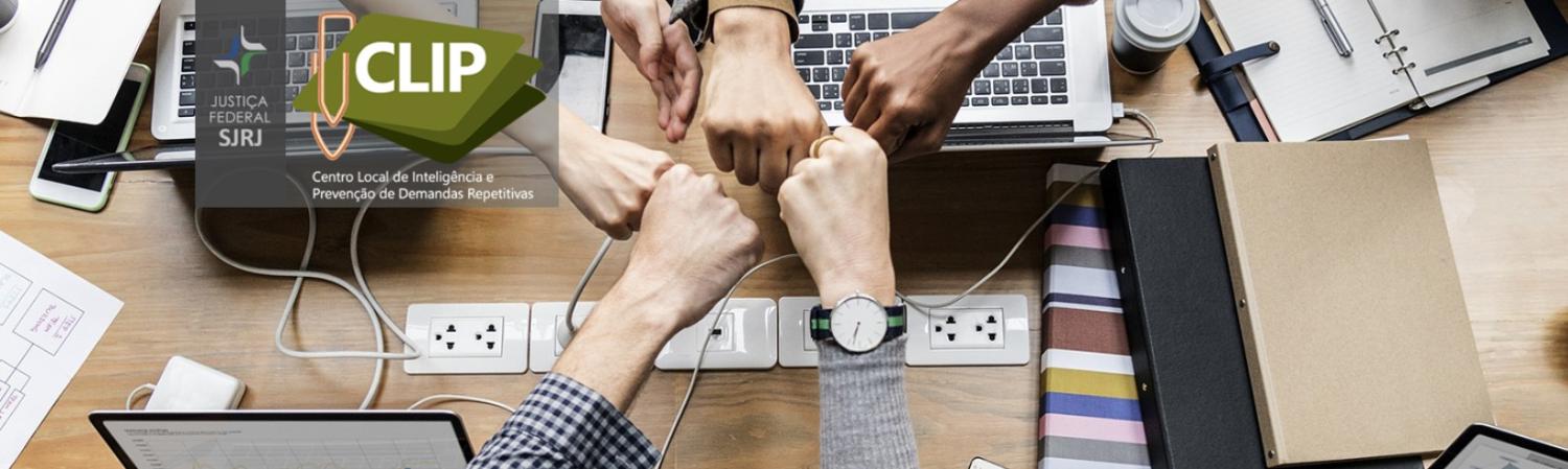 CLIP - imagem com mãos juntando forças sobre mesa de trabalho