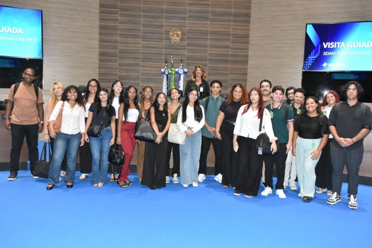 Participantes da visita guiada no Plenário do TRF2