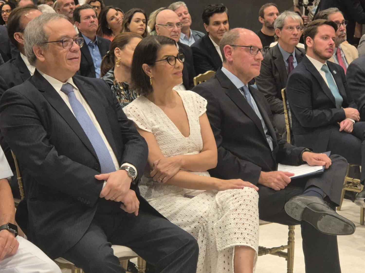 A partir da esquerda: o Presidente do TRF2, Desembargador Federal Luiz Paulo da Silva Araújo Filho; a Secretária de Estado de Cultura e Economia Criativa, Danielle Barros; e o Governador em exercício e Presidente do TJRJ, Desembargador Ricardo Couto de Castro