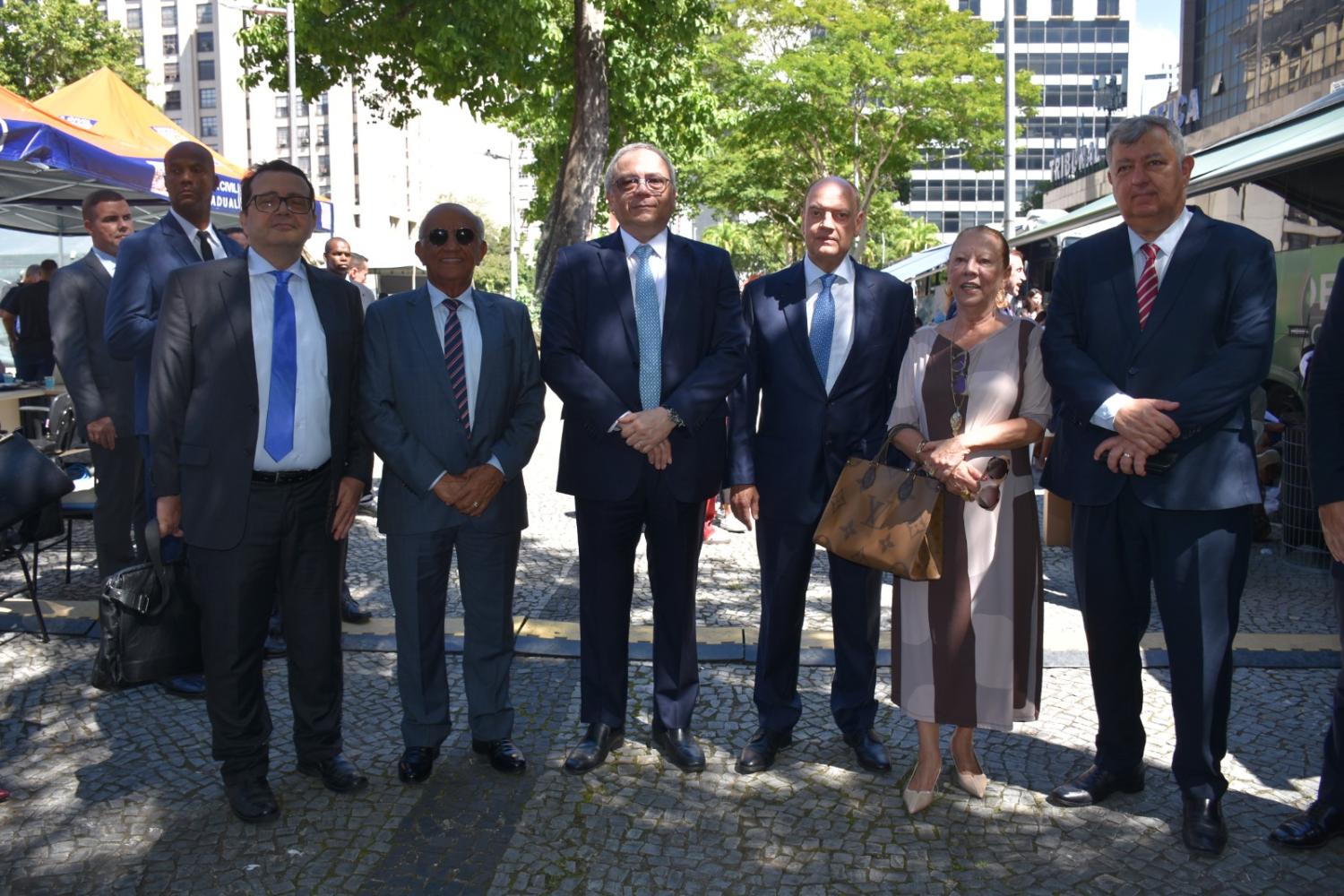 Foto posada com magistrados