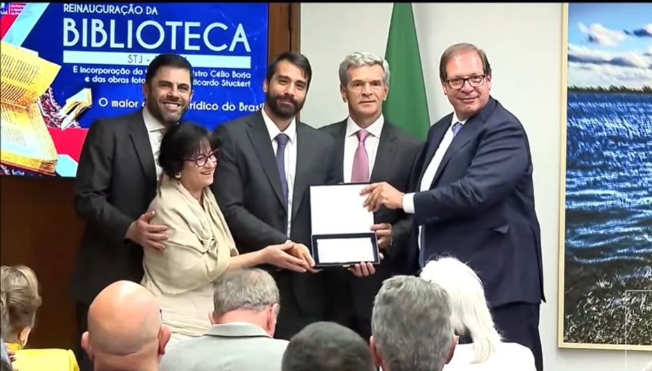 Na sequência, os Ministros Luis Felipe Salomão e Marco Aurélio Bellizze (também do STJ) entregaram uma placa em agradecimento aos familiares do Ministro Célio Borja presentes.