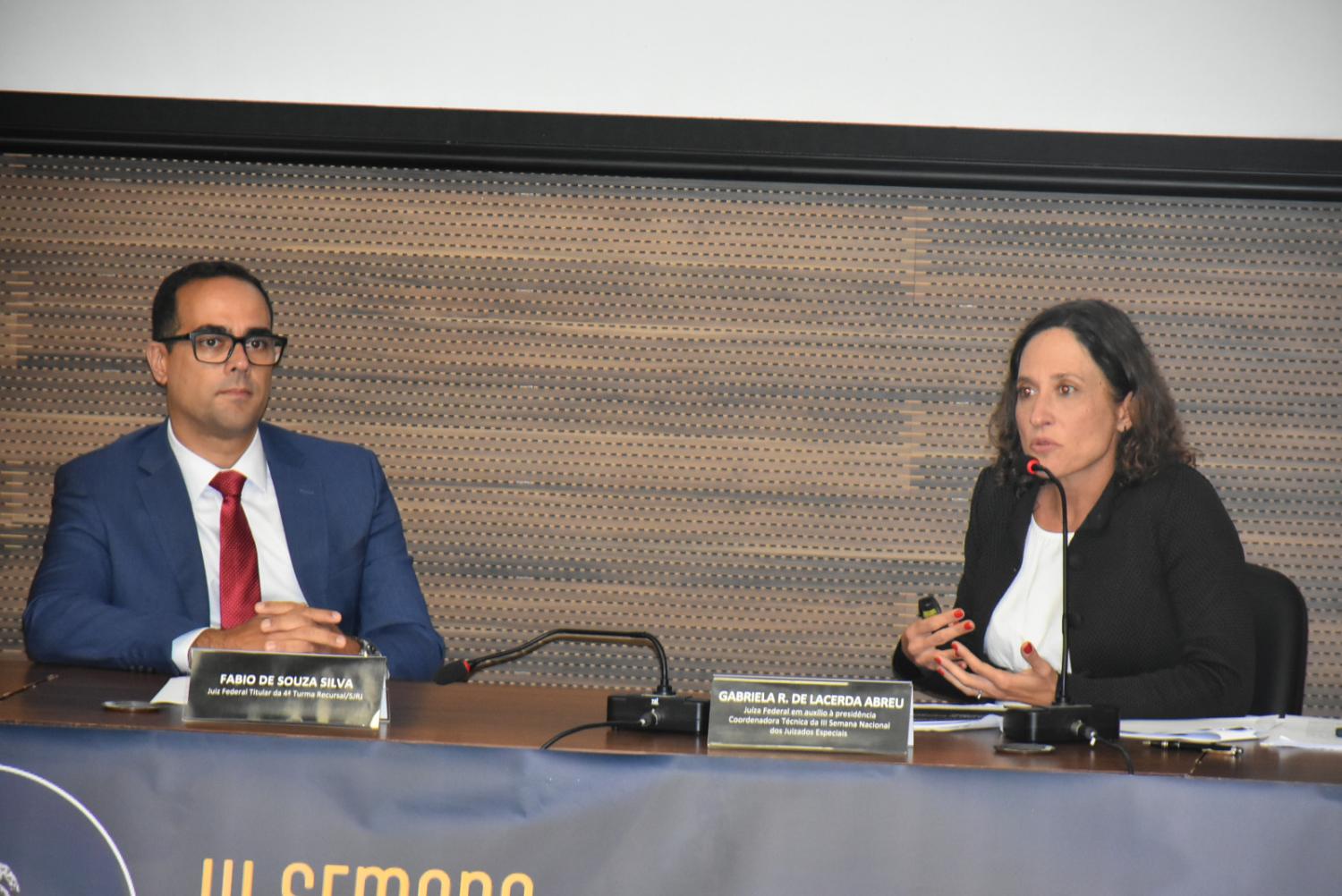 Juiz Federal Fabio de Souza Silva e Juíza Federal Gabriela Rocha de Lacerda Abreu