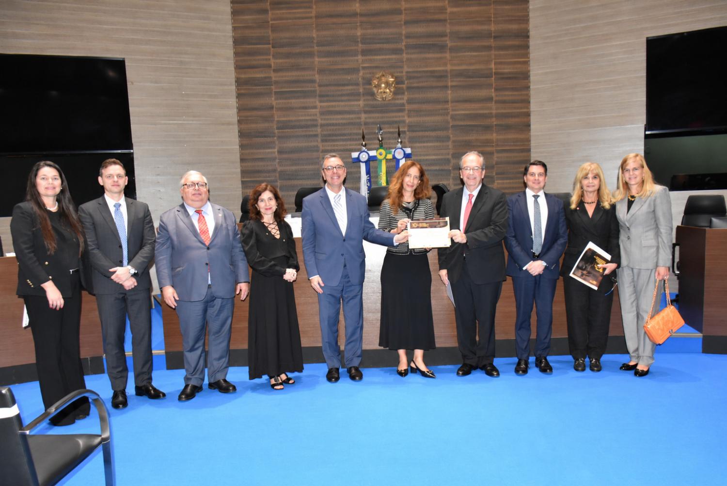 Ministro do STJ Ricardo Villas Bôas Cueva recebe seu diploma de participação no encontro
