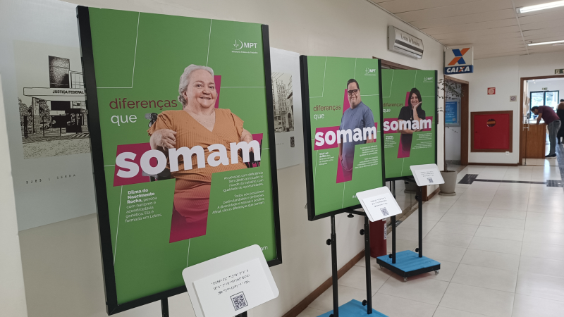 Painéis da exposição “Diferenças que somam”, do Ministério Público do Trabalho, estão dispostos no corredor da Justiça Federal do Espírito Santo. Cada painel destaca uma pessoa com deficiência e traz mensagens sobre inclusão e diversidade.