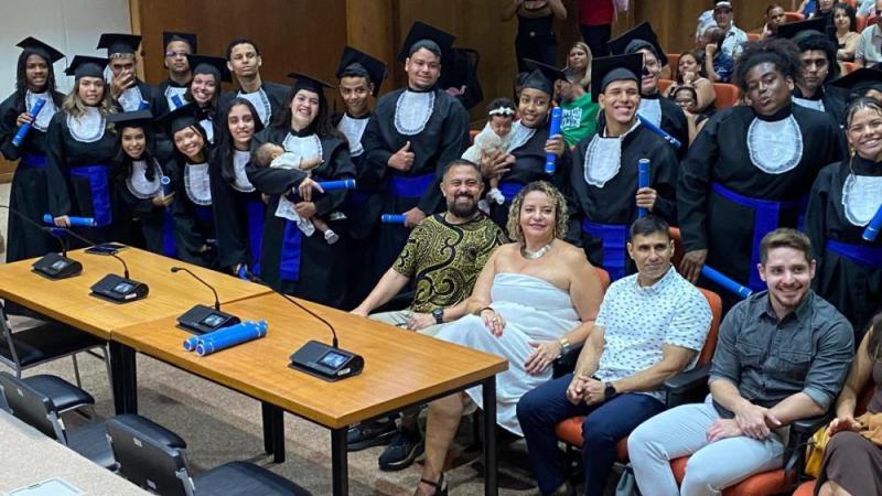 estudantes e professores sentados e em pé