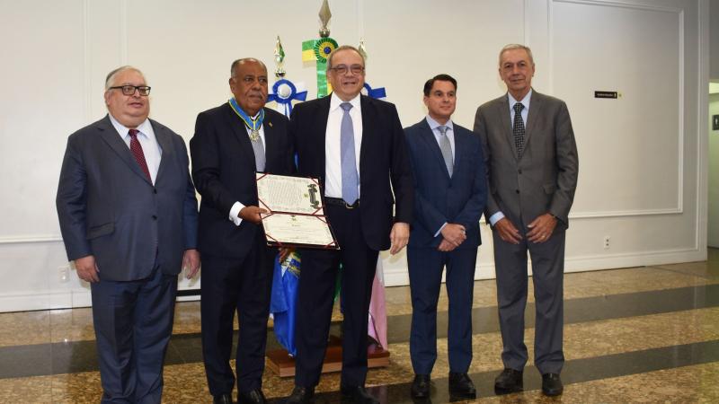 Homenageado recebe a Medalha