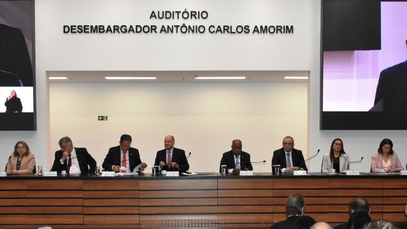 Mesa de abertura do evento