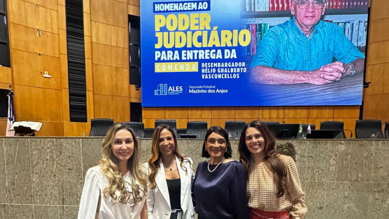 quatro mulheres posando no plenário da Assembleia Legislativa do Espírito Santo, durante sessão solene de homenagem ao Poder Judiciário