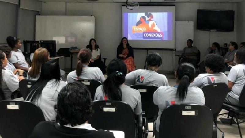 funcionárias e psicólogas em roda de conversa