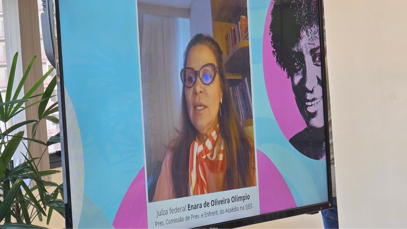 Telão exibe a participação virtual de uma magistrada durante evento sobre igualdade racial promovido pela Justiça Federal.