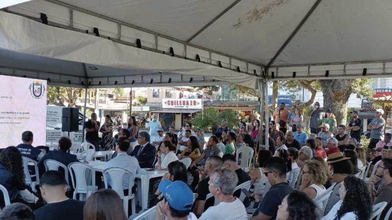 pessoas sentadas em local aberto