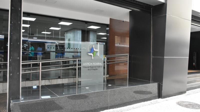 detalhe da fachada do TRF2