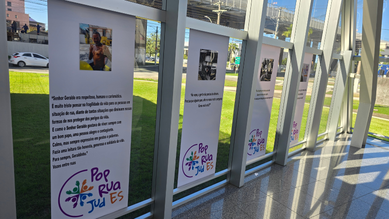 Banners de fundo branco com retratos individuais de pessoas em situação de rua e texto com trechos de seus depoimentos
