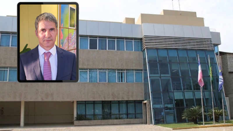 Foto da fachada da Subseção Judiciária de Cachoeiro de Itapemirim, com retrato do juiz federal André Luiz Martins da Silva sobreposto no canto superior esquerdo.
