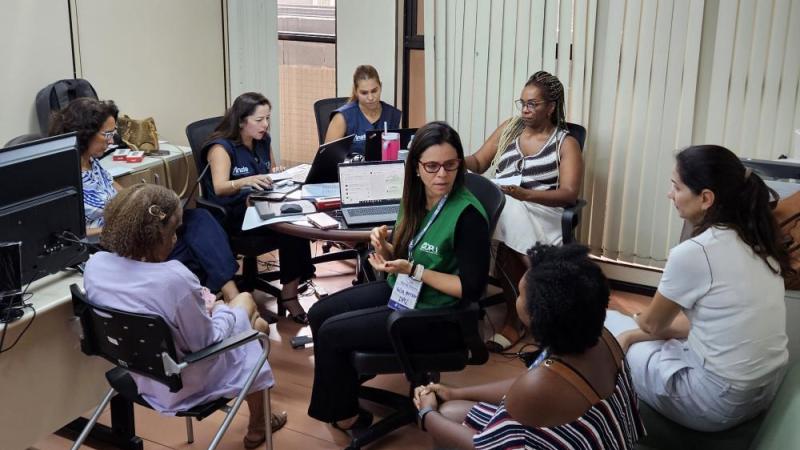 mulheres reunidas em sala