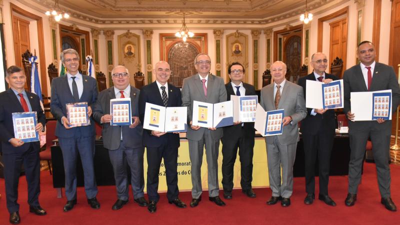 Magistrados em lançamento de selo comemorativo de 25 anos do CCJF