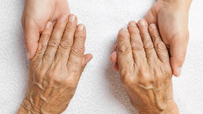 mãos de pessoa idosa