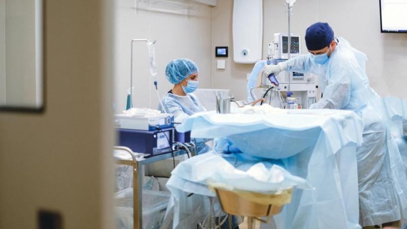 Imagem de uma sala de cirurgia