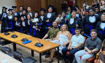 estudantes e professores sentados e em pé