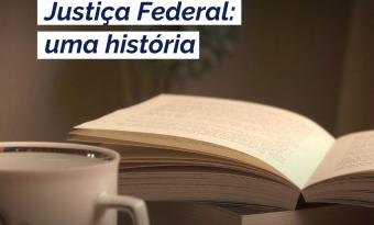 2 livros em cima de uma mesa e uma xícara de café