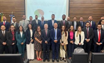 Grupo de juízes no auditório do TRF2