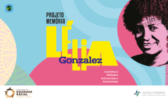Banner da exposição “Projeto Memória – Lélia Gonzalez: Caminhos e Reflexões Antirracistas e Antissexistas”. Sobre um fundo em tons de azul, rosa, amarelo e verde, com elementos gráficos circulares e geométricos, destaca-se o nome “Lélia Gonzalez” em letras grandes amarelas e azuis. No canto superior direito, aparece uma ilustração estilizada de Lélia Gonzalez, com cabelos crespos, rosto em tons de rosa e preto e brincos alongados. À direita do título, lê-se: “Caminhos e Reflexões Antirracistas e Antissexist