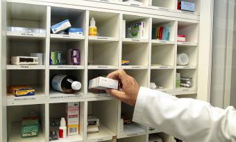 Medicamentos em uma prateleira