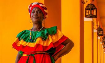 mulher preta vestindo roupas coloridas e turbante